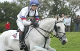 Een paard onder een hoek springen met een topruiter